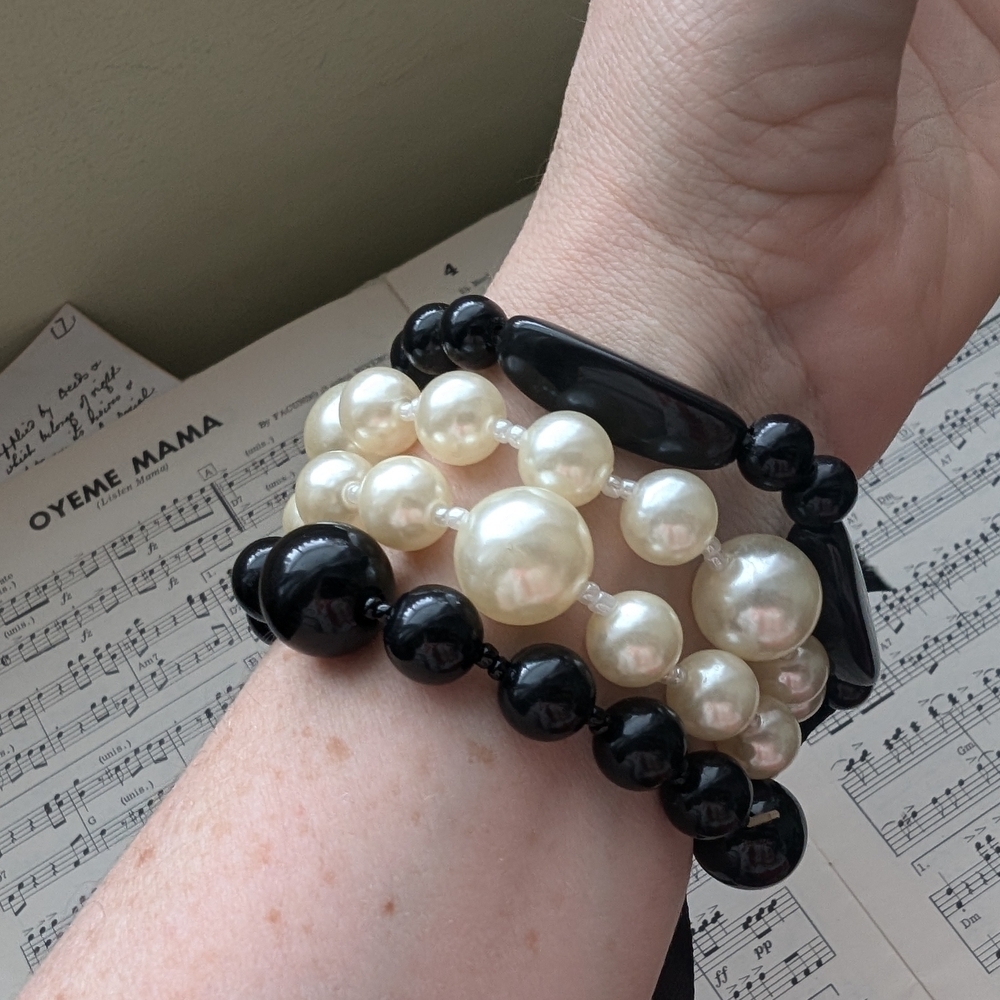 Elegant Black and Cream Beaded Bracelet